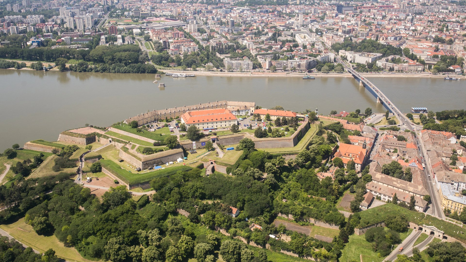 Panorama Novog Sada i Varadinski most