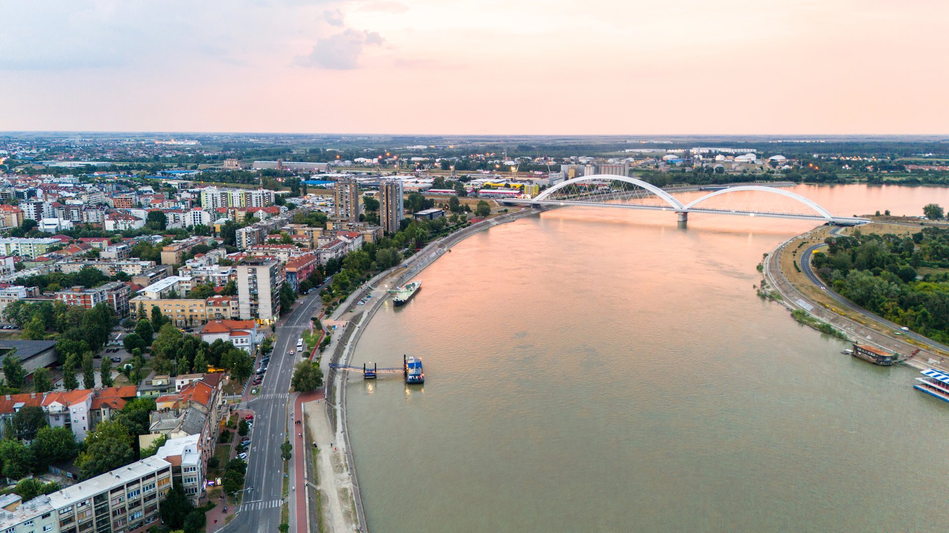 Petrovaradinska tvrđava posmatrana sa reke
